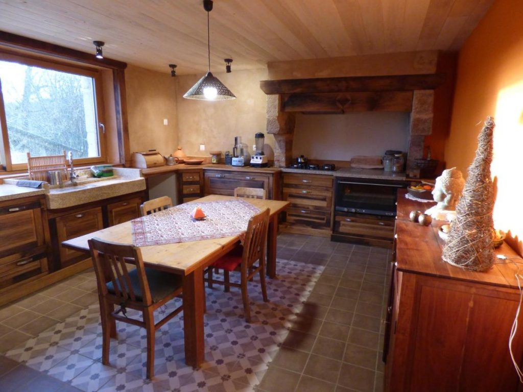 Façade en pierre de Le Shamballa, maison d’hôtes à côté de l’église du village.