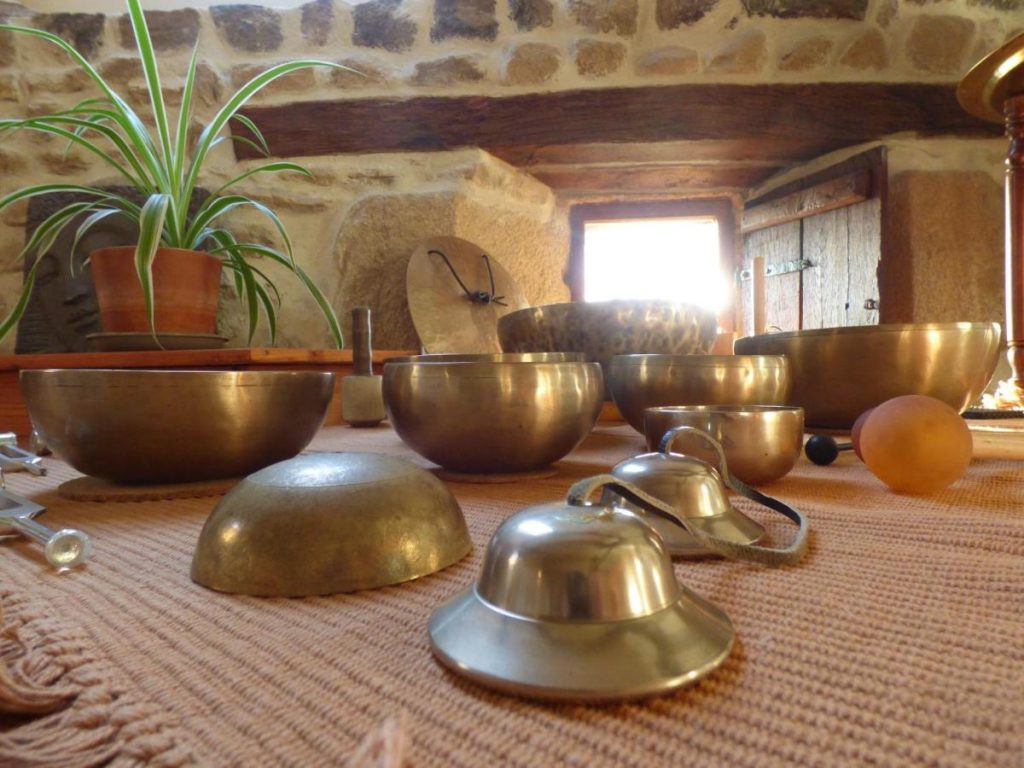 Bols chantants tibétains utilisés pendant une séance de méditation dans la tente du jardin à Le Shamballa.