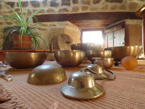 Bols chantants tibétains utilisés pendant une séance de méditation dans la tente du jardin à Le Shamballa.